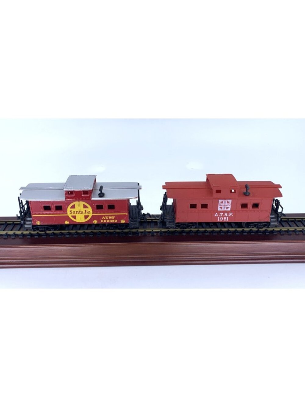 Lot 2 Life-Like HO Santa Fe Caboose ATSF 1951 & 999850 Red Free Rolling Vtg